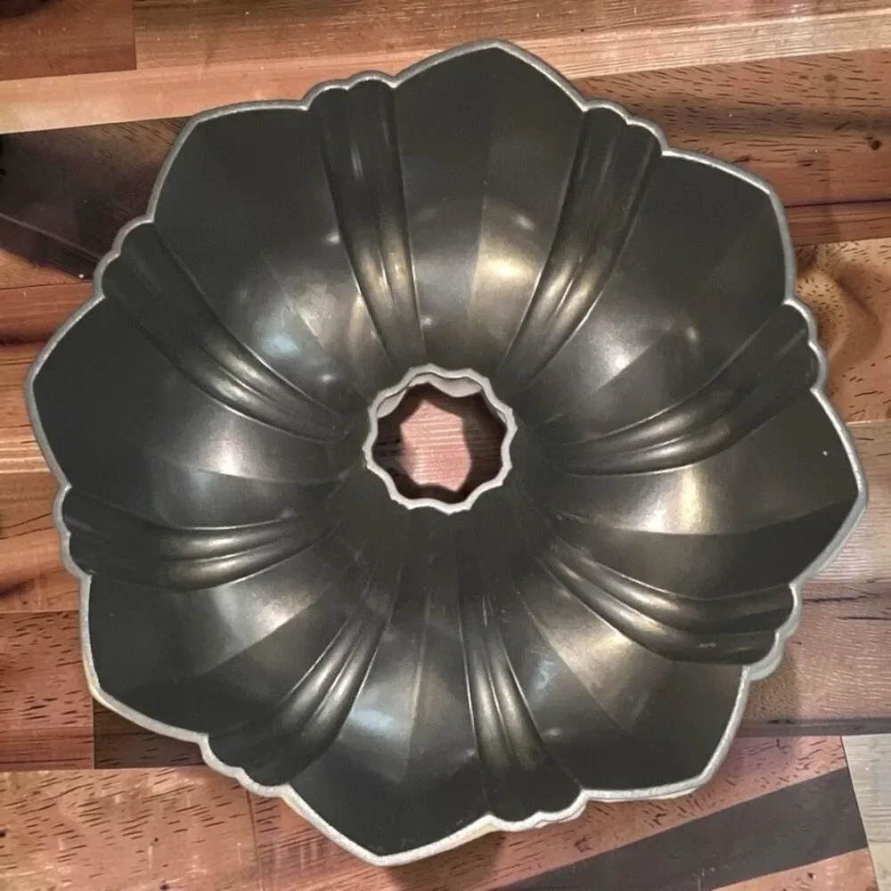 Wilton Fluted Bundt Cake Pan Nonstick Sculpted Swirl Tube Pan